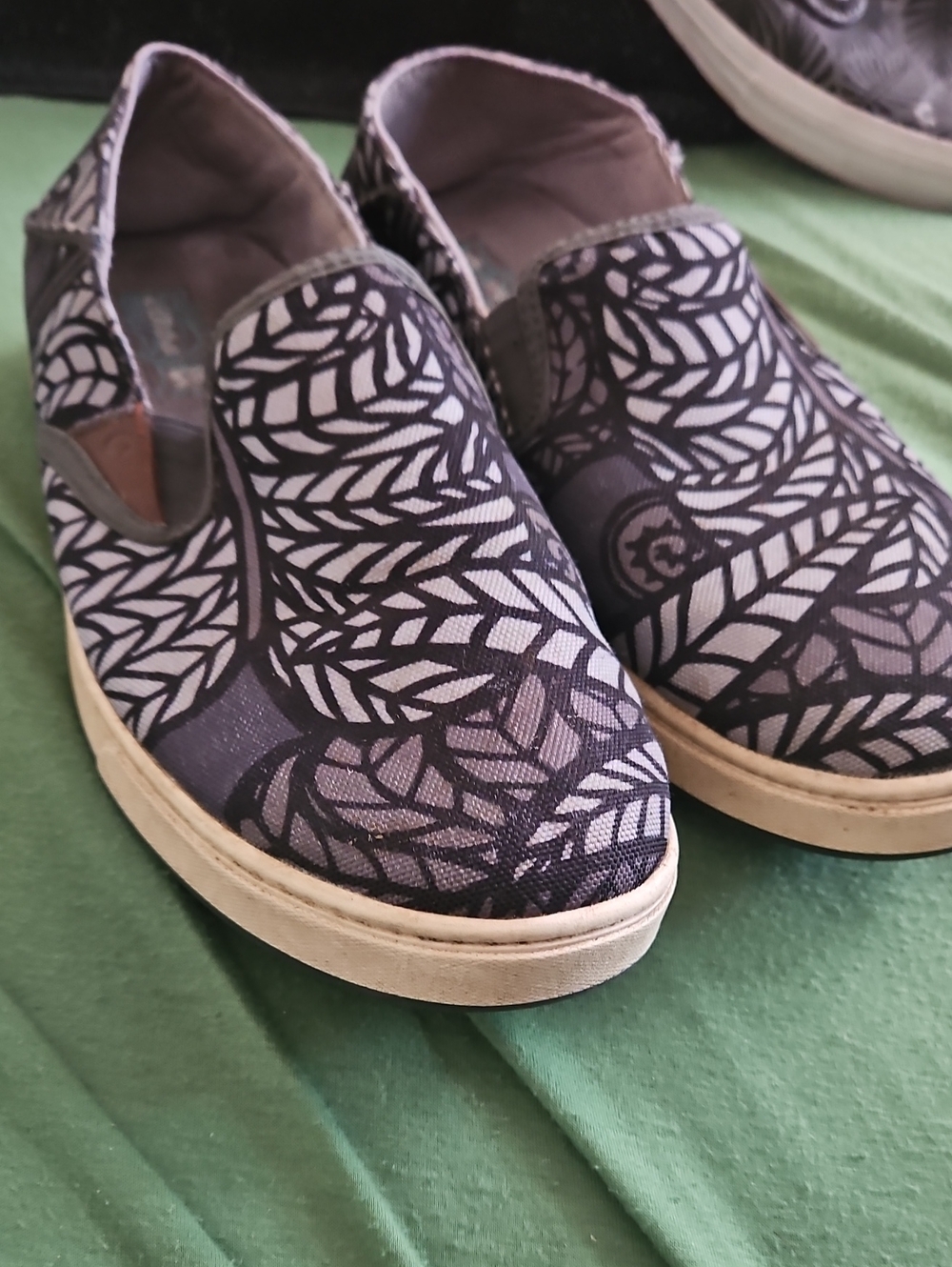 OluKai MENS  Slip-On Moccasins in Black and Cream Leaf Print